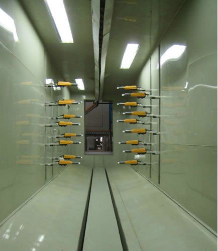 鏈條式噴塑線-粉房?jī)?nèi)部