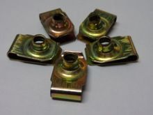 B型簧片螺母 汽車U形插片鐵皮拉伸夾板螺母 65錳鋼 高強(qiáng)度 高彈性