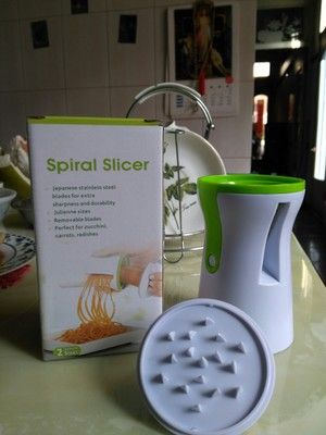 旋轉(zhuǎn)蘿卜沙漏刨絲器不銹鋼水果削皮刀螺旋漏斗削絲器削皮器